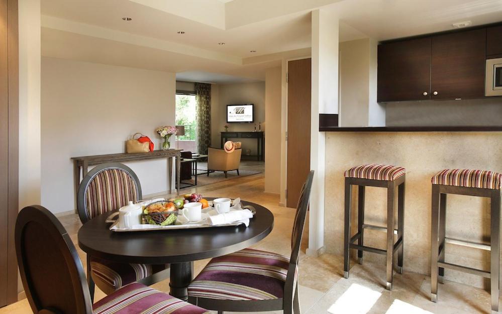 Residence Hoteliere 4 Etoiles Les Mas Du Grand Vallon Mougins Exterior photo